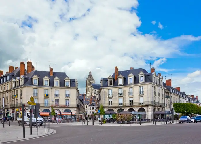 Place de la Résistance à Blois, mettant en avant le charme de cette ville et son côté tranquille. Les quartiers autour de cette place sont appréciés par les jeunes en quête d'un logement étudiant à Blois.