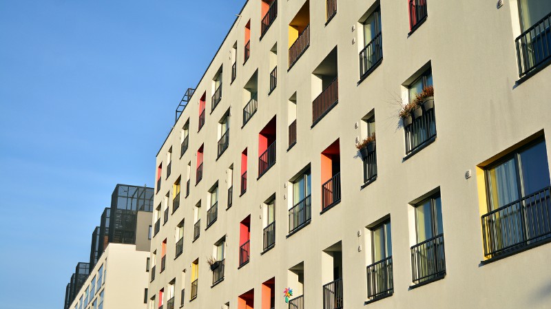Une vue sur les balcons des appartements étudiants depuis l'extérieur d'une résidence universitaire à Bordeaux.