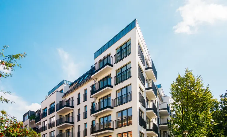 Un immobilier à la façade moderne, le type de logement étudiant que les étudiants et jeunes actifs peuvent louer grâce à la colocation