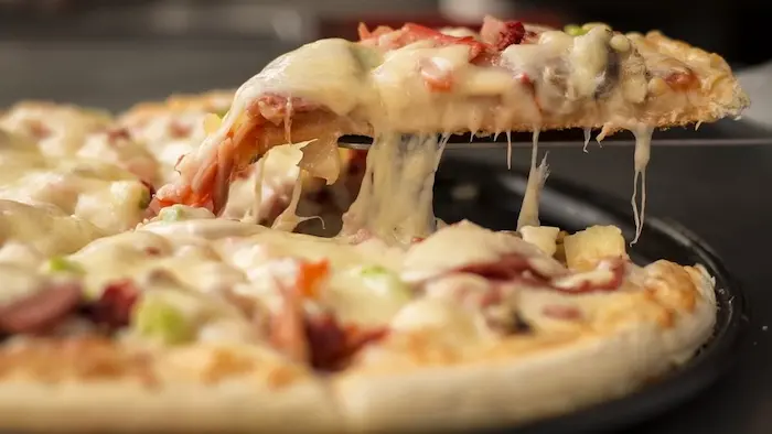 Une pizza au fromage pour les étudiants
